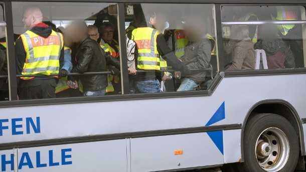 Fast jede zweite Abschiebung in Deutschland scheitert! Fast jede zweite Abschiebung in Deutschland scheitert!
